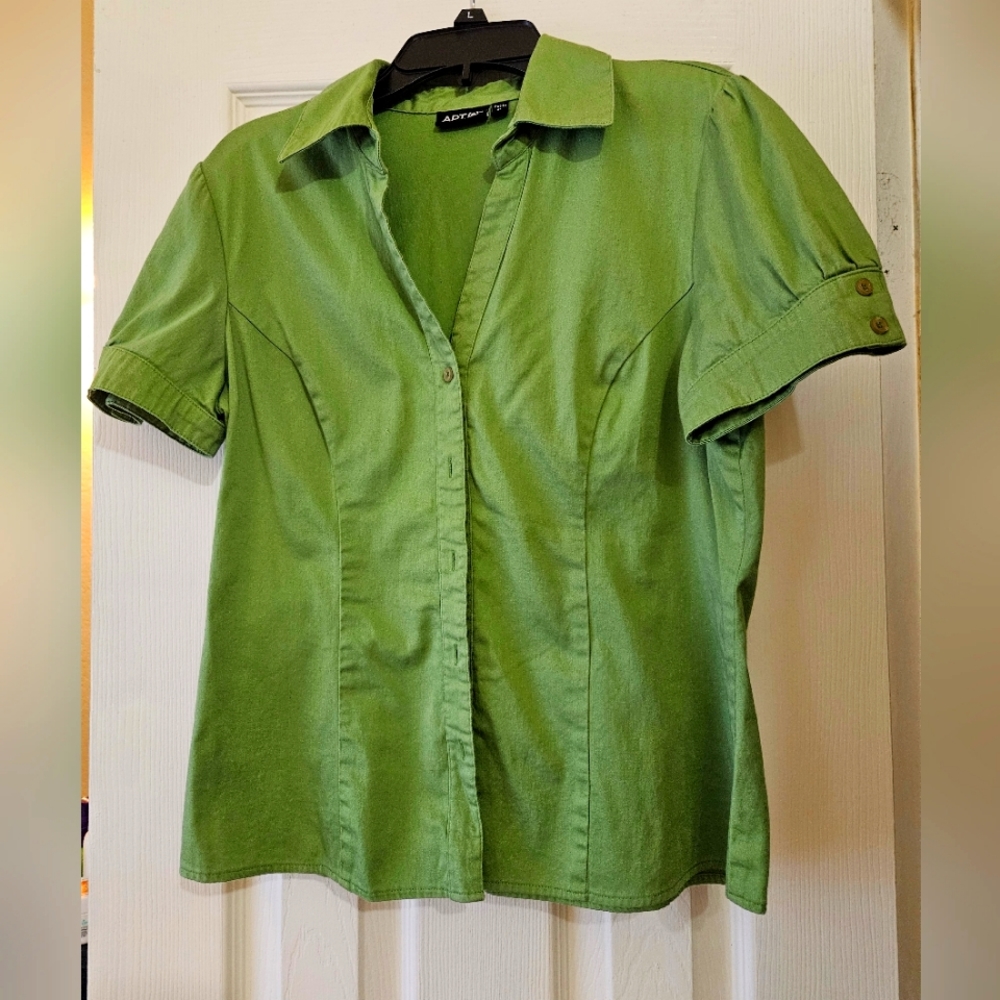 Short sleeve green button-down shirt